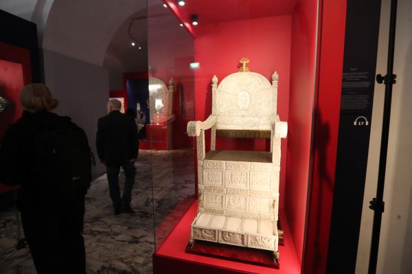 Не по Сеньке шапка Мономаха: музеи Кремля развенчали мифы царских регалий