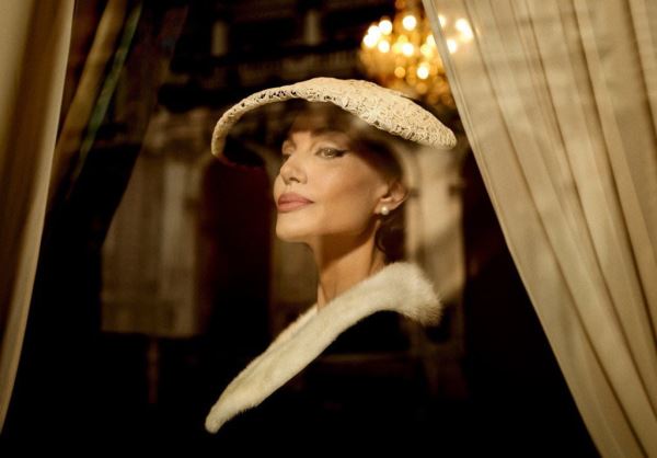 В сети появились первые кадры с Анджелиной Джоли в роли оперной певицы Марии Каллас