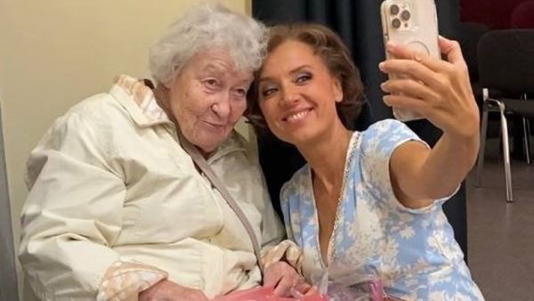 «Не могу брать в руки тот альбом»: Ксения Алферова попросила вернуть автограф Орловой 96-летней поклоннице в Самаре
